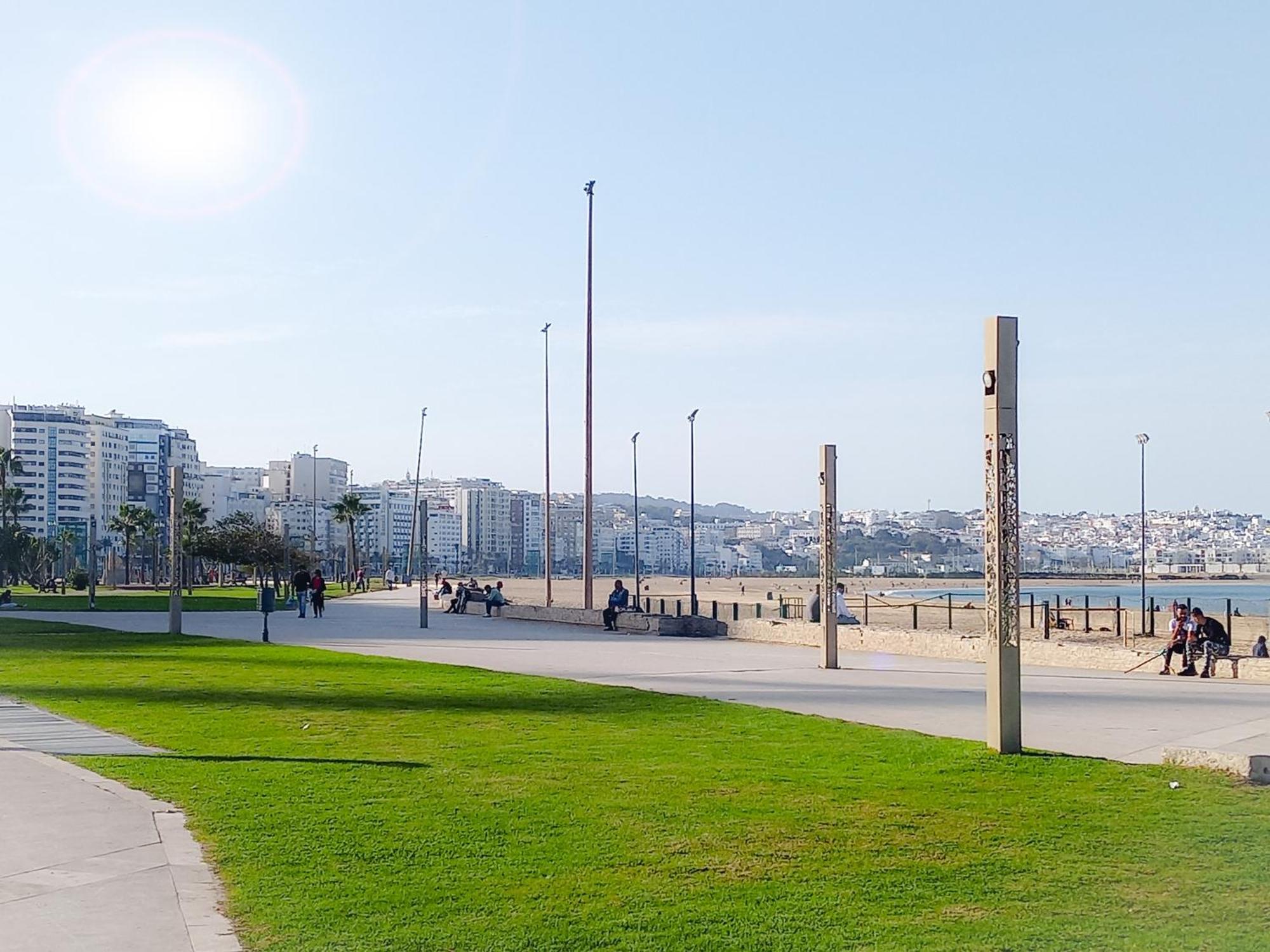 Amazing Appartement Au Centre Ville En Face Hilton & Gare Train De Tgv De Tanger 2N Exterior foto