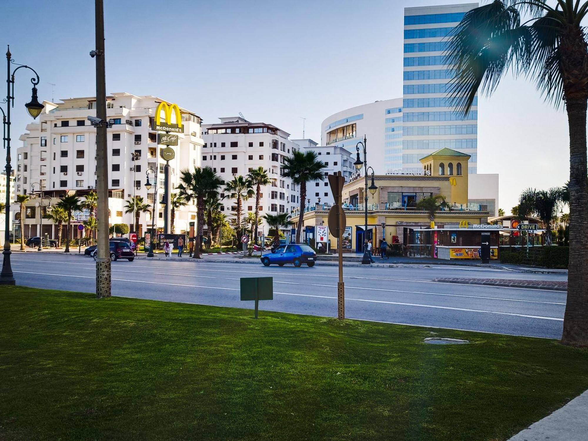 Amazing Appartement Au Centre Ville En Face Hilton & Gare Train De Tgv De Tanger 2N Exterior foto